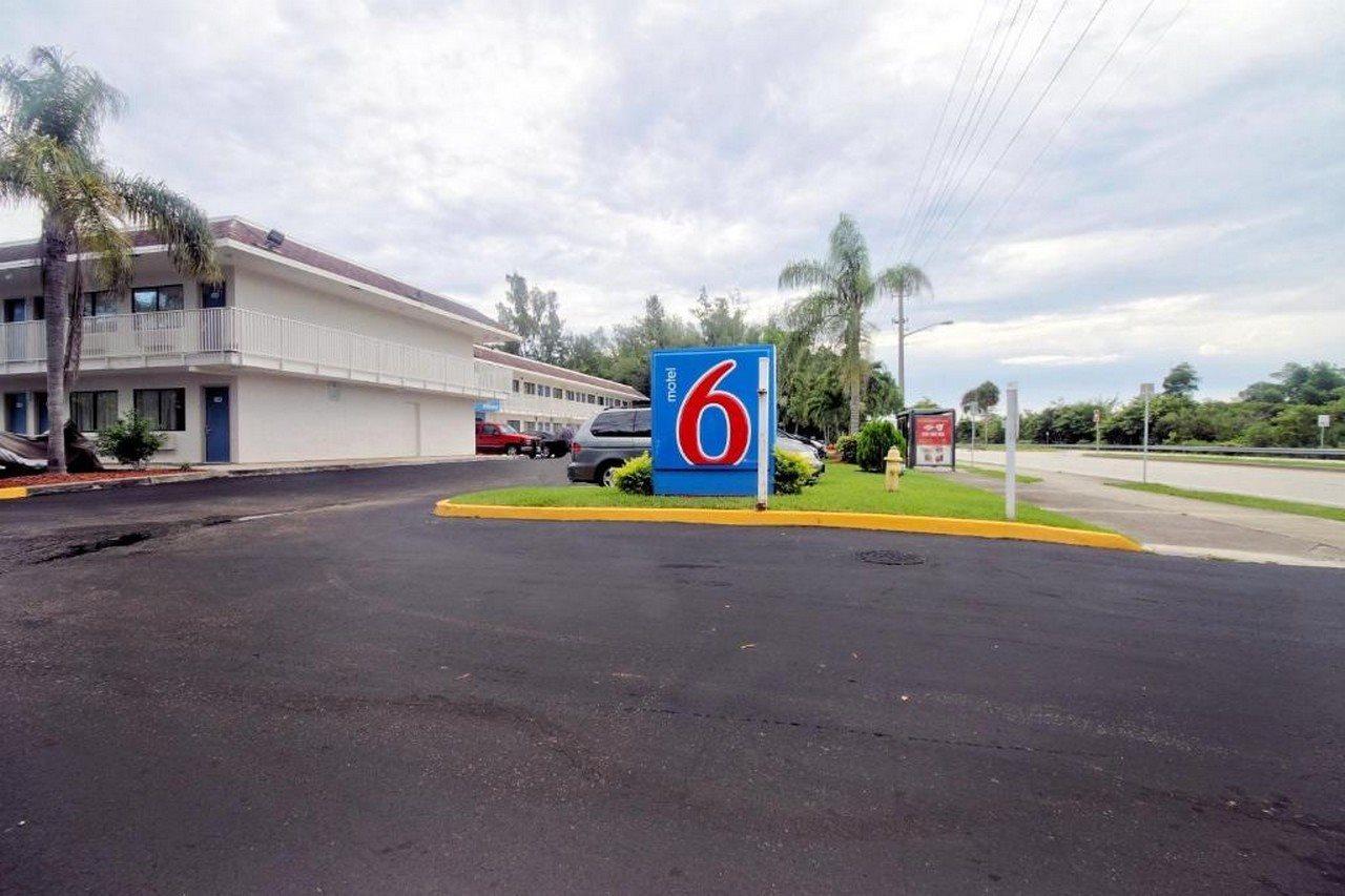 Motel 6 Dania Beach Exterior photo