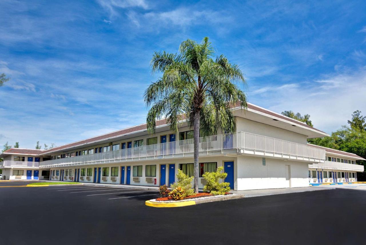Motel 6 Dania Beach Exterior photo