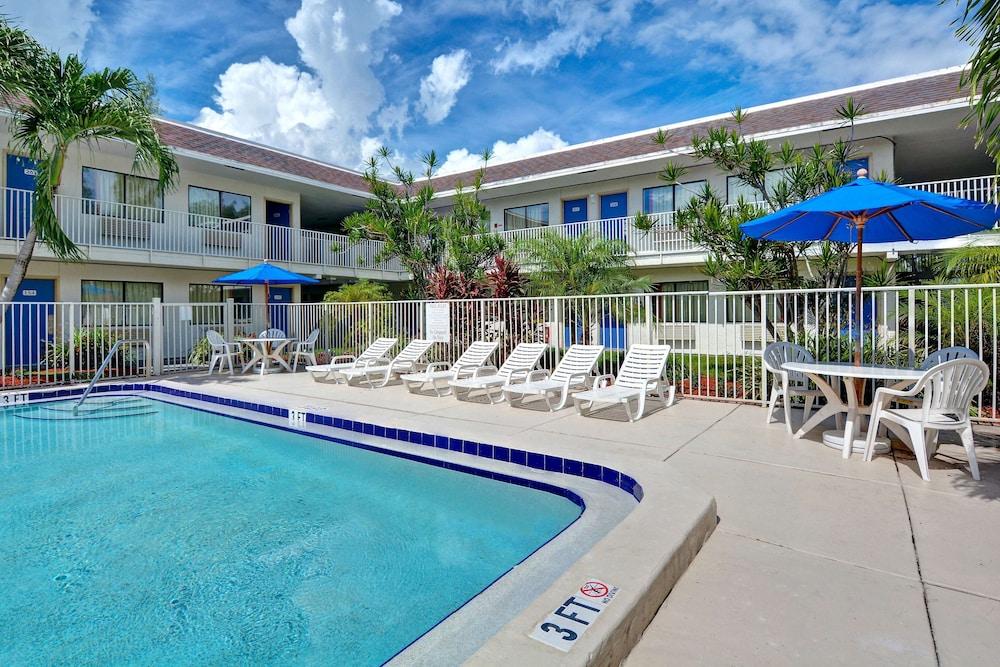 Motel 6 Dania Beach Exterior photo
