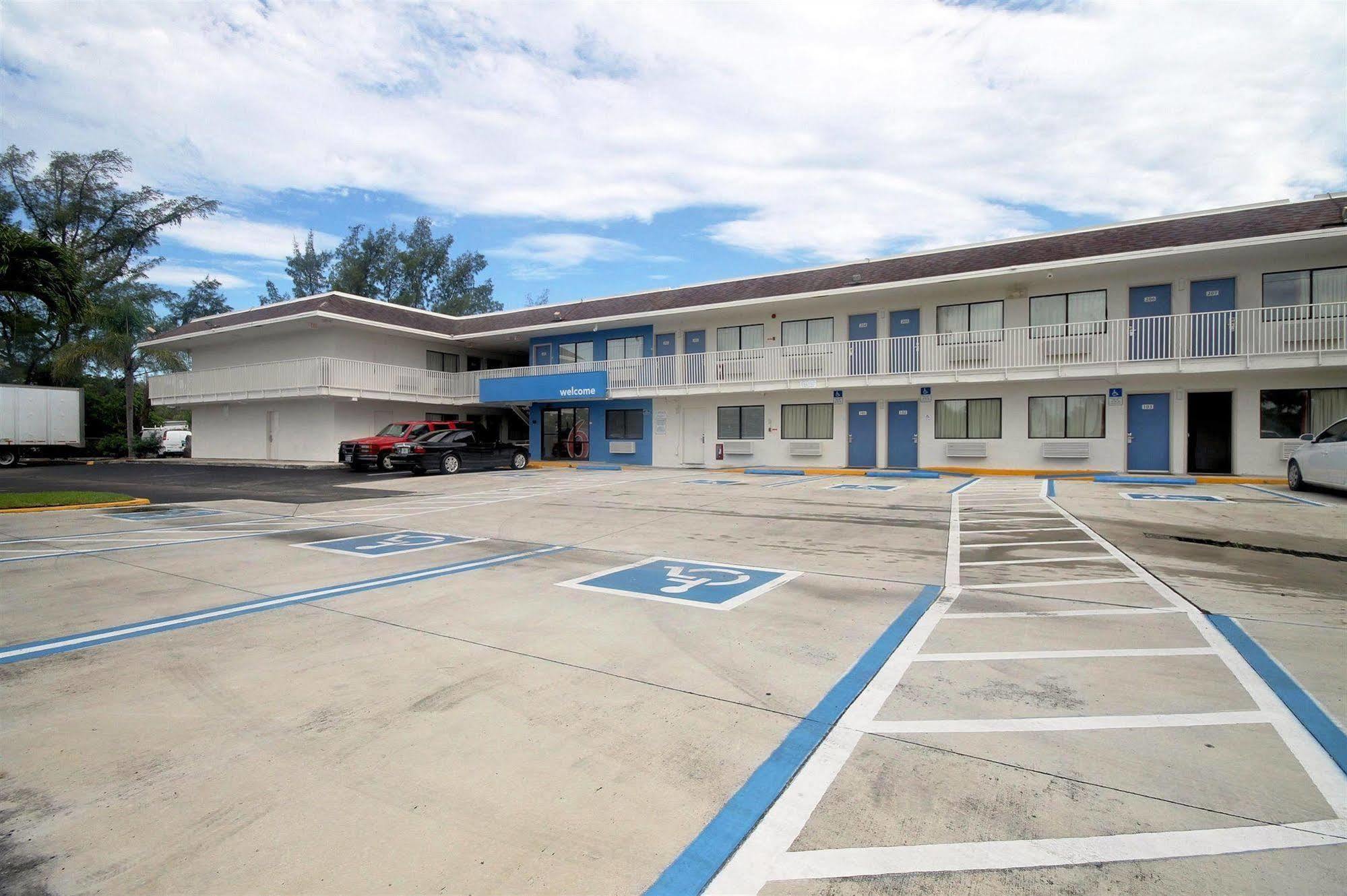 Motel 6 Dania Beach Exterior photo