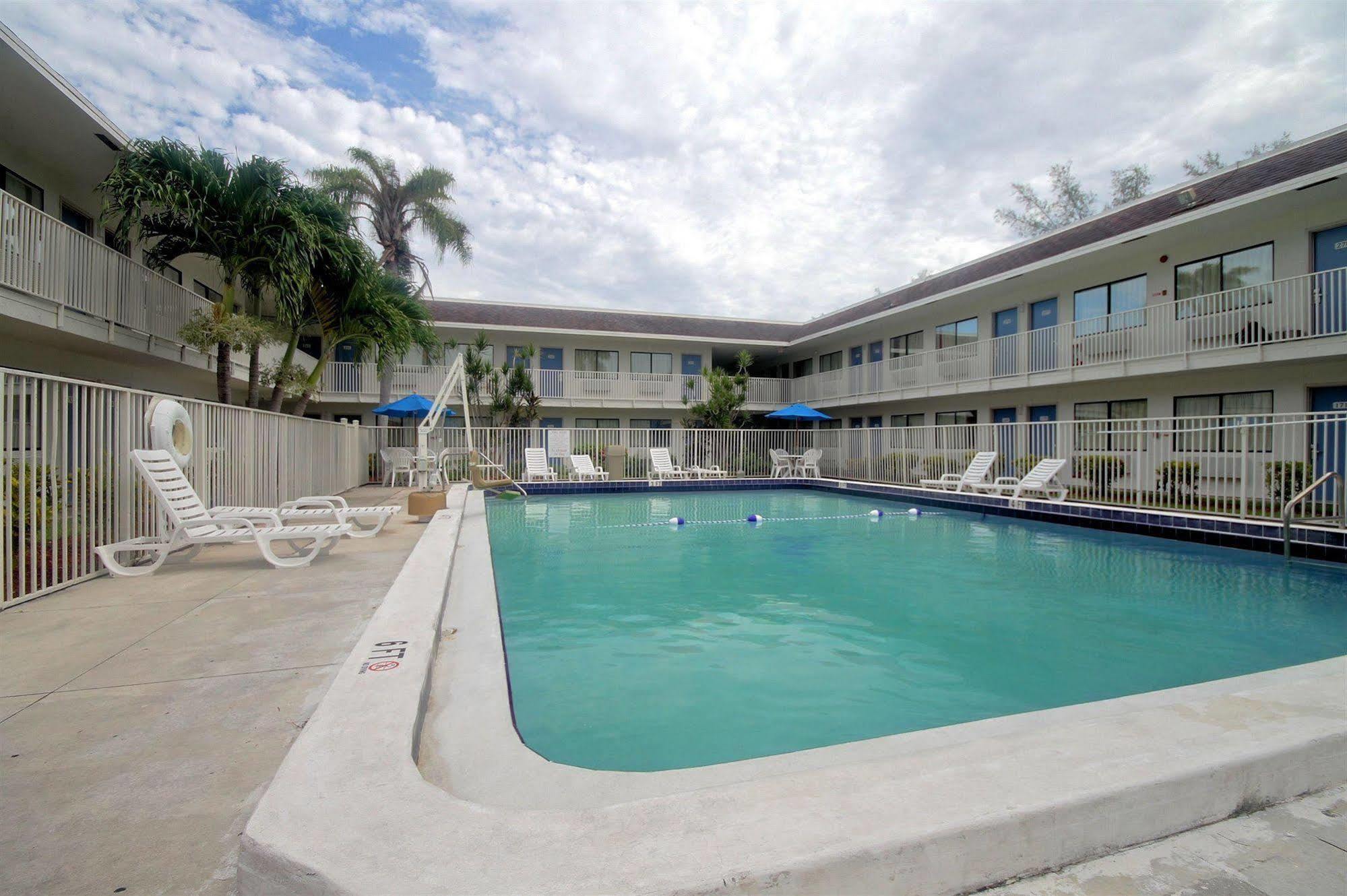 Motel 6 Dania Beach Exterior photo
