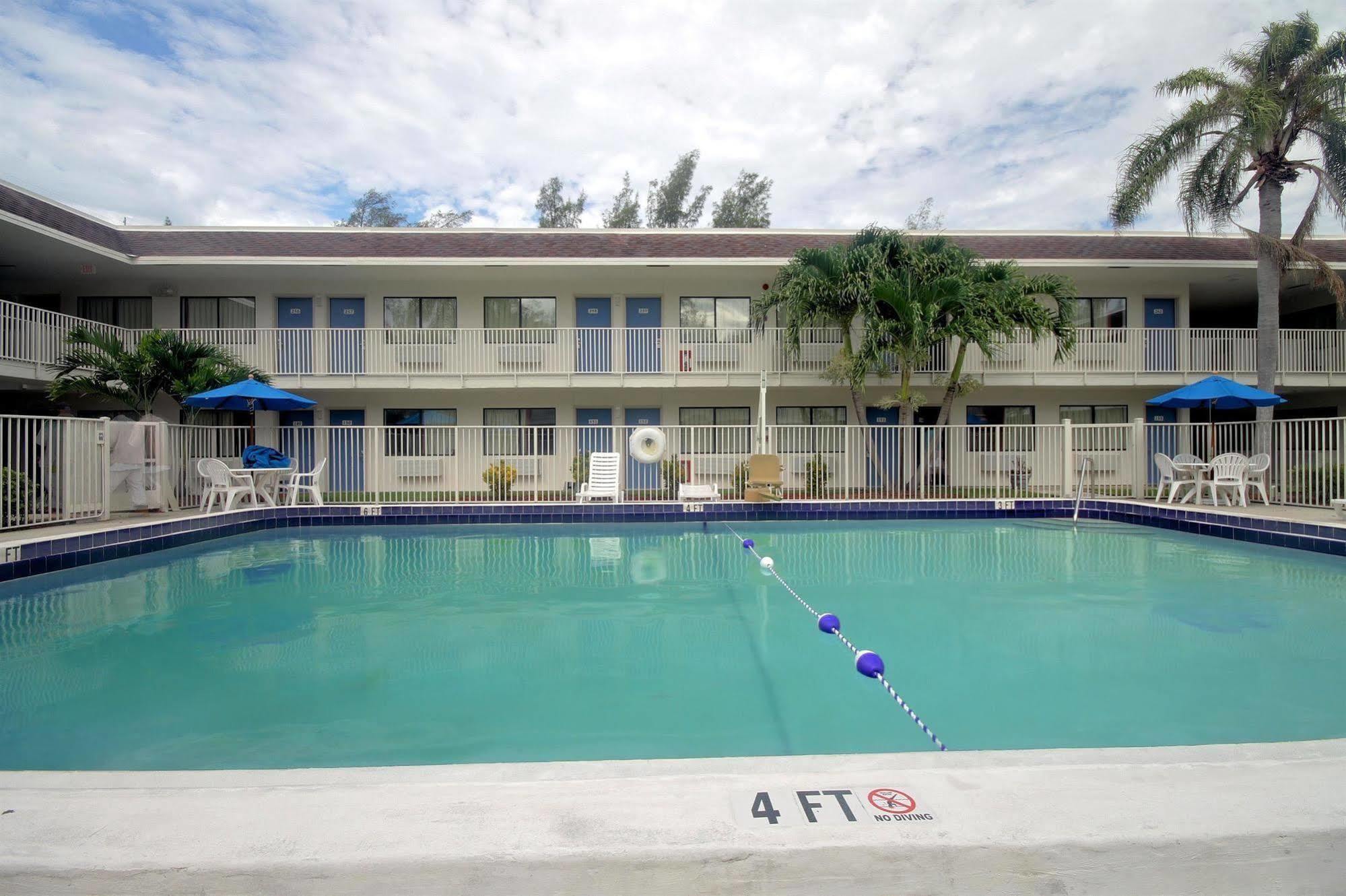 Motel 6 Dania Beach Exterior photo